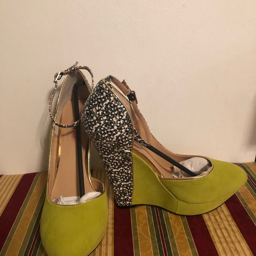 Wedge Heels - Picture 2 of 8